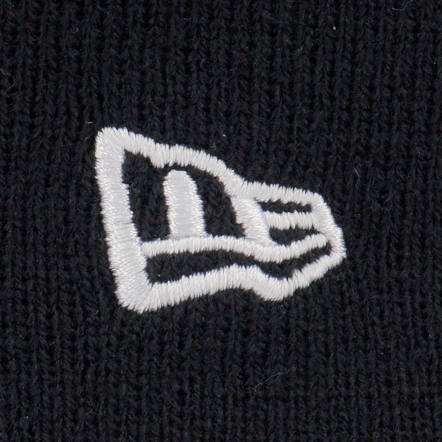 NEW ERA BLACK 6 DART CUFF BEANIE