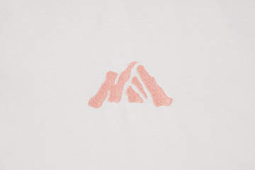 NEW ERA MOUNTAIN LOGO LIGHT CREAM PERFORMANCE SHORT SLEEVE T-SHIRT