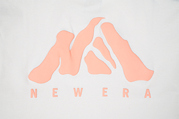 NEW ERA MOUNTAIN LOGO LIGHT CREAM PERFORMANCE SHORT SLEEVE T-SHIRT