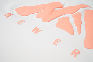 NEW ERA MOUNTAIN LOGO LIGHT CREAM PERFORMANCE SHORT SLEEVE T-SHIRT