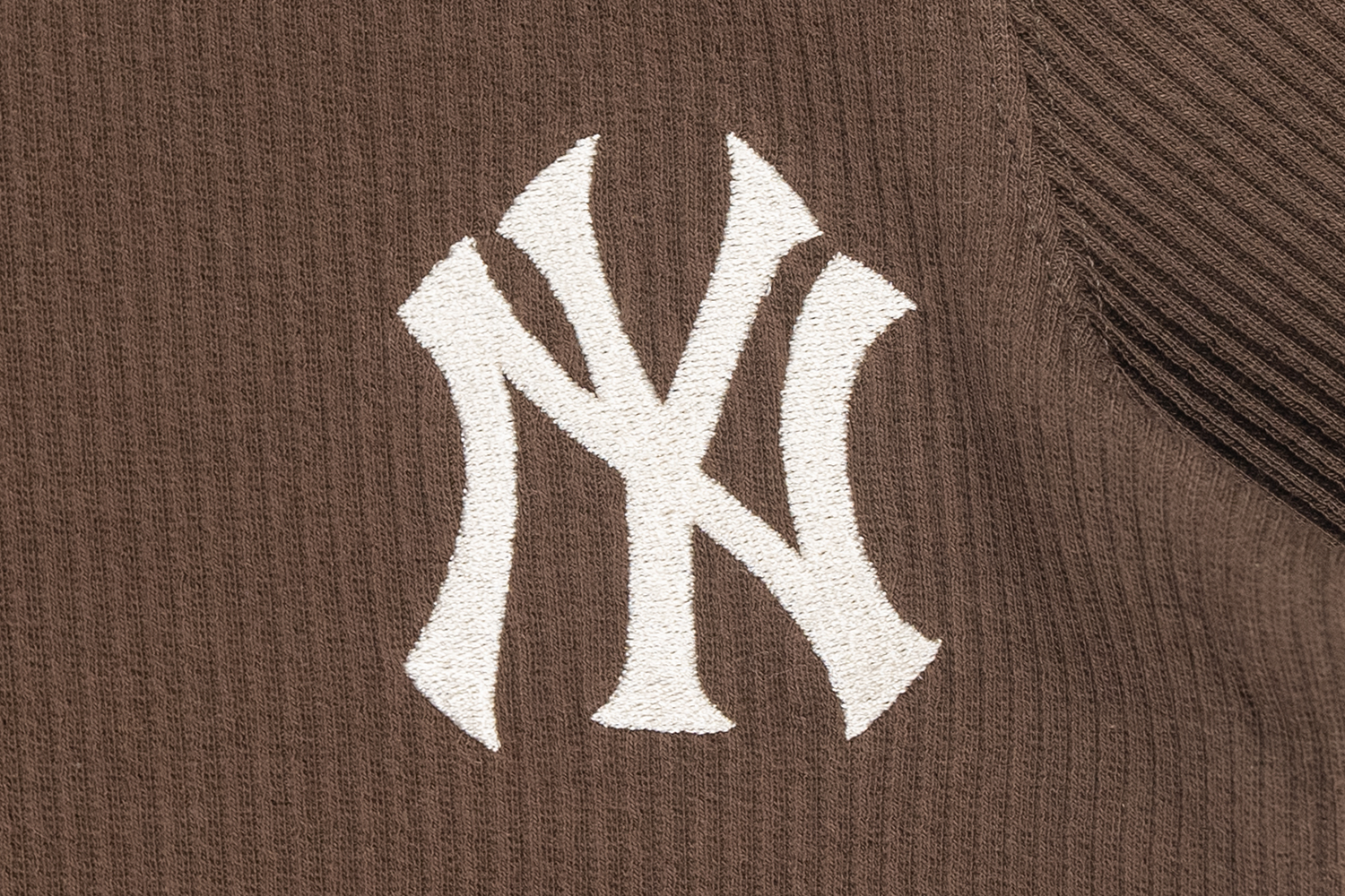NEW YORK YANKEES COLOR ERA CHOCOLATE WOMEN CROP RIB TEE