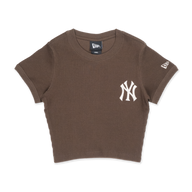 NEW YORK YANKEES COLOR ERA CHOCOLATE WOMEN CROP RIB TEE