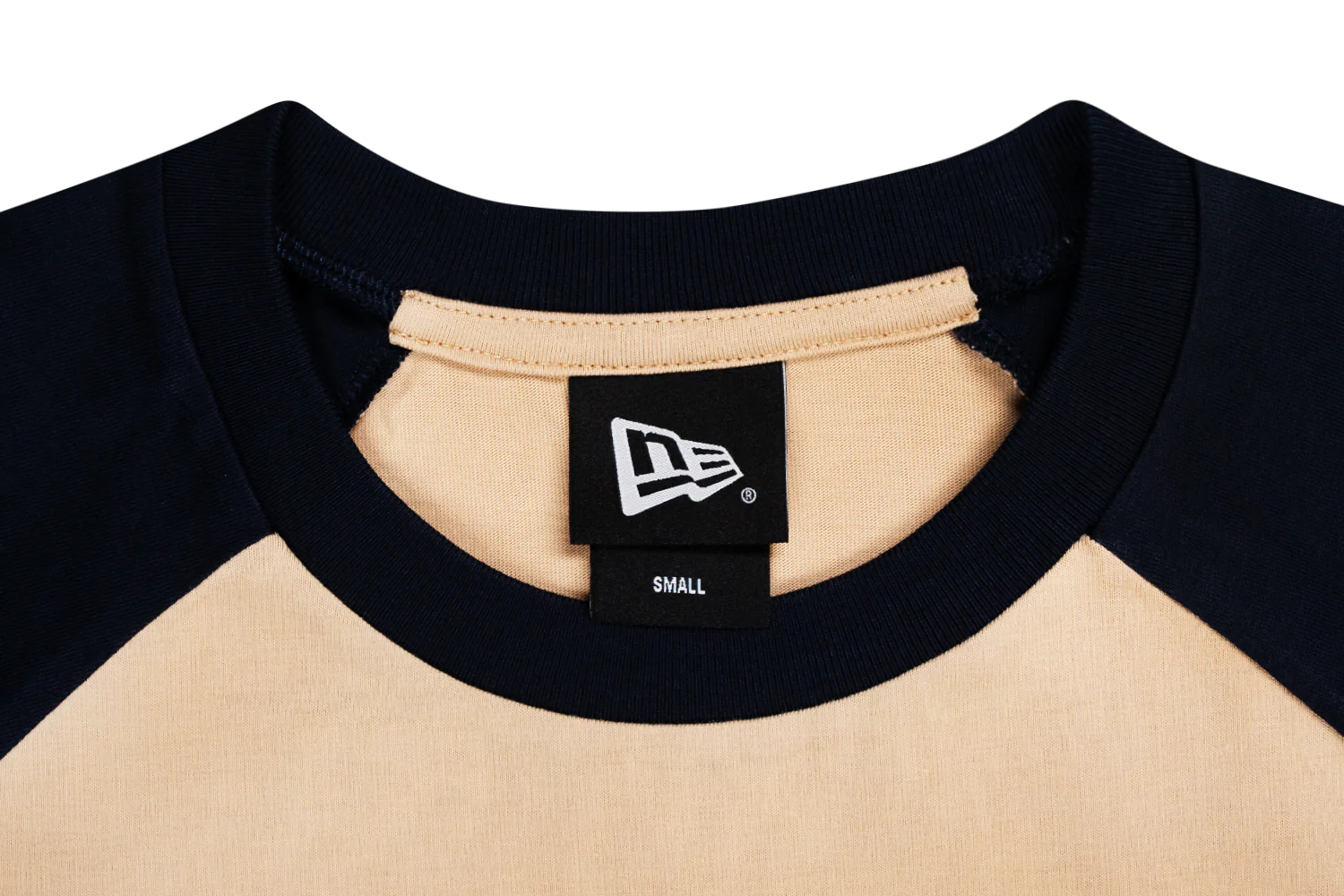 NEW ERA BASIC SCRIPT OAT MILK RAGLAN SLEEVE T-SHIRT